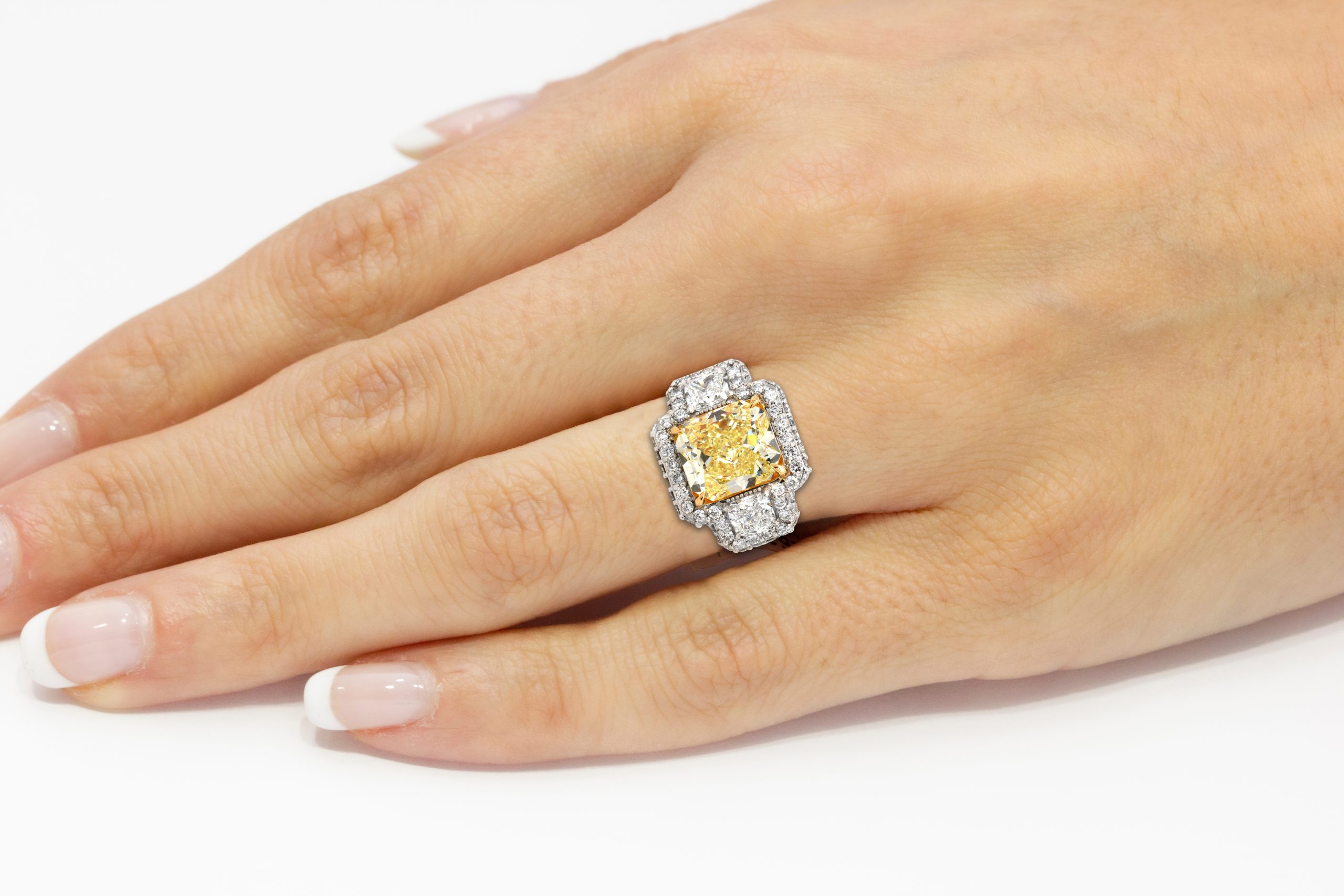 Yellow,Gold,Diamond,Ring,On,Model