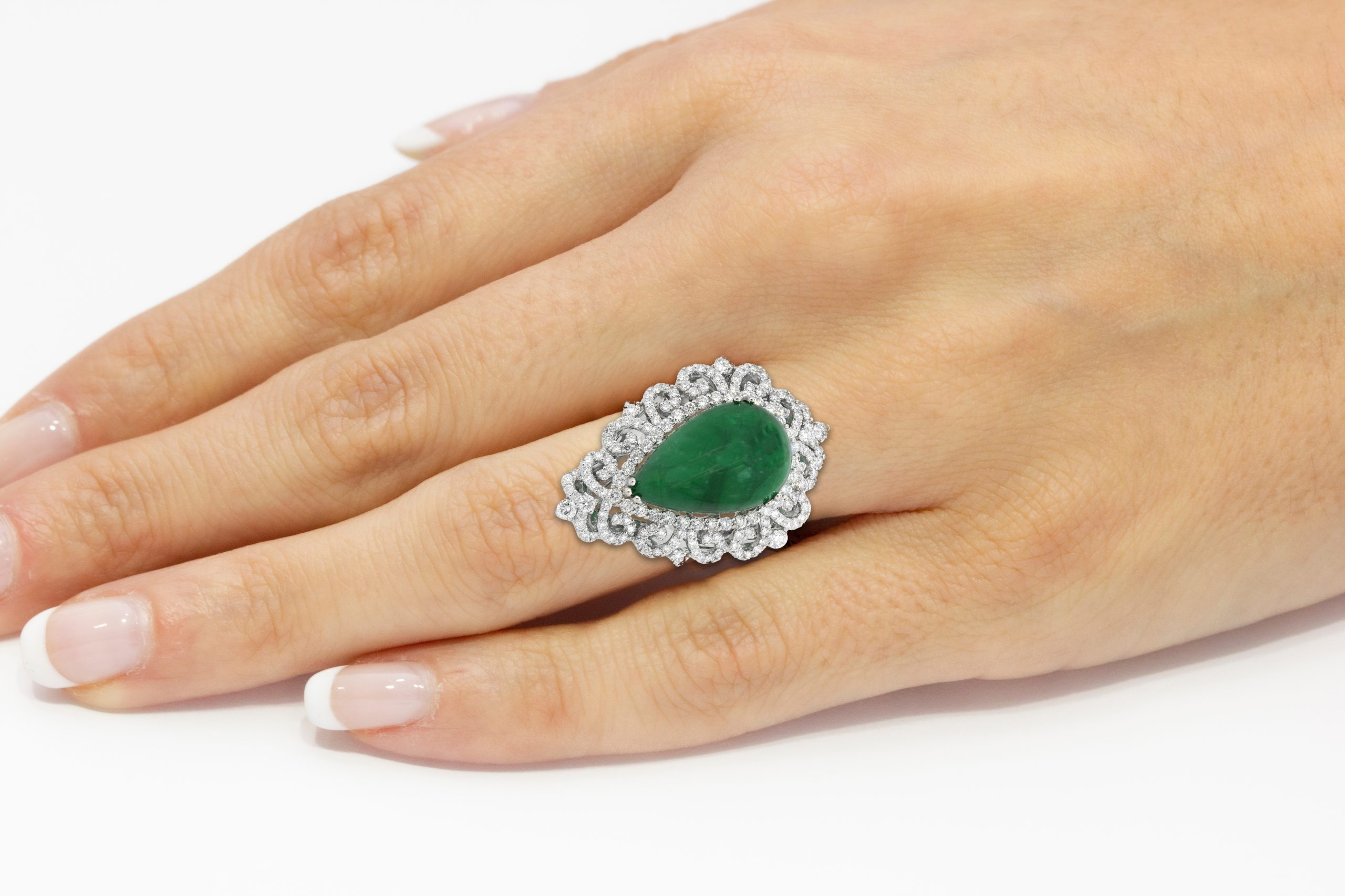 Yellow,Gold,Diamond,Ring,On,Model