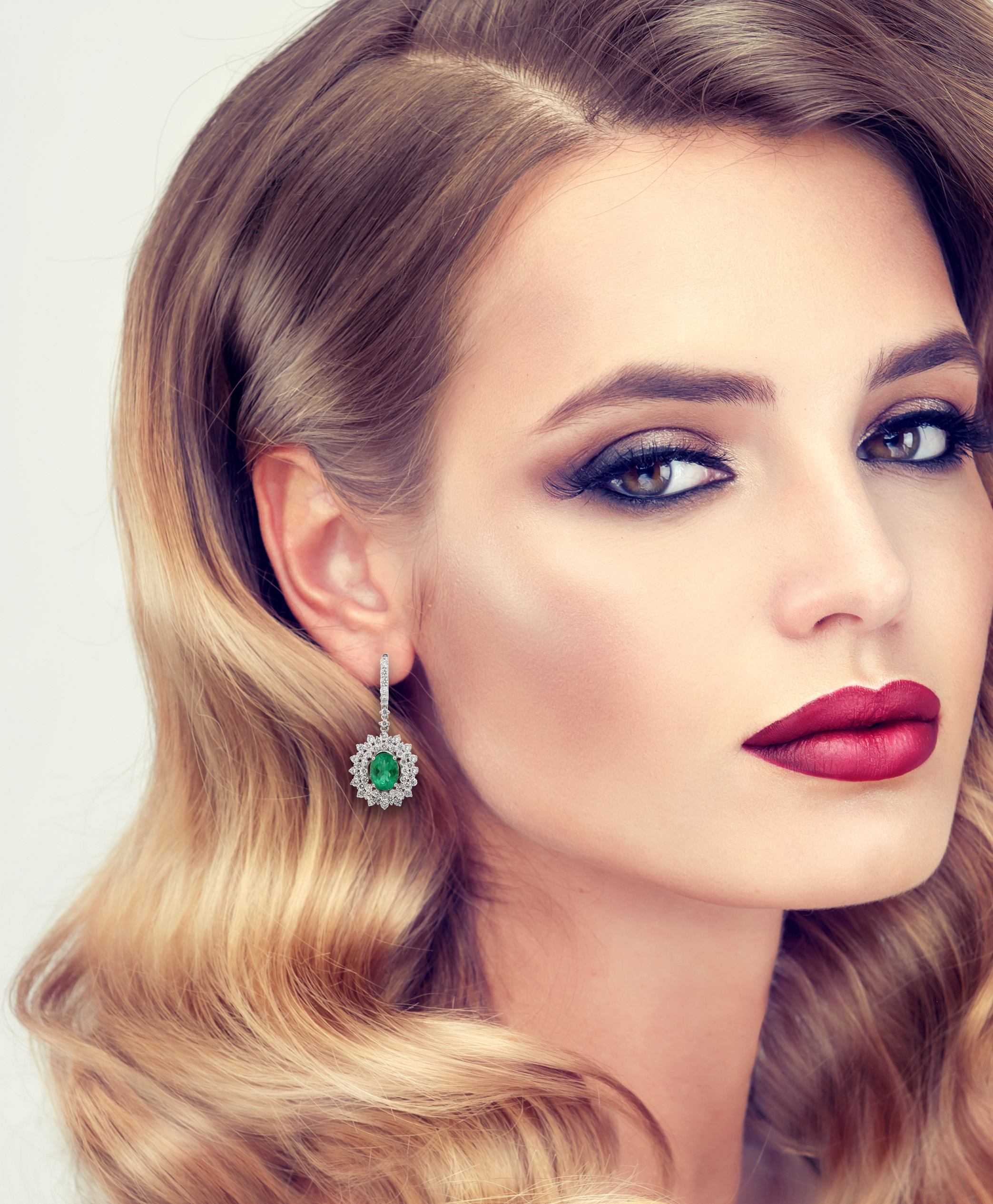 Beautiful,Girl,With,Long,Wavy,Hair,.,Blonde,With,Curly